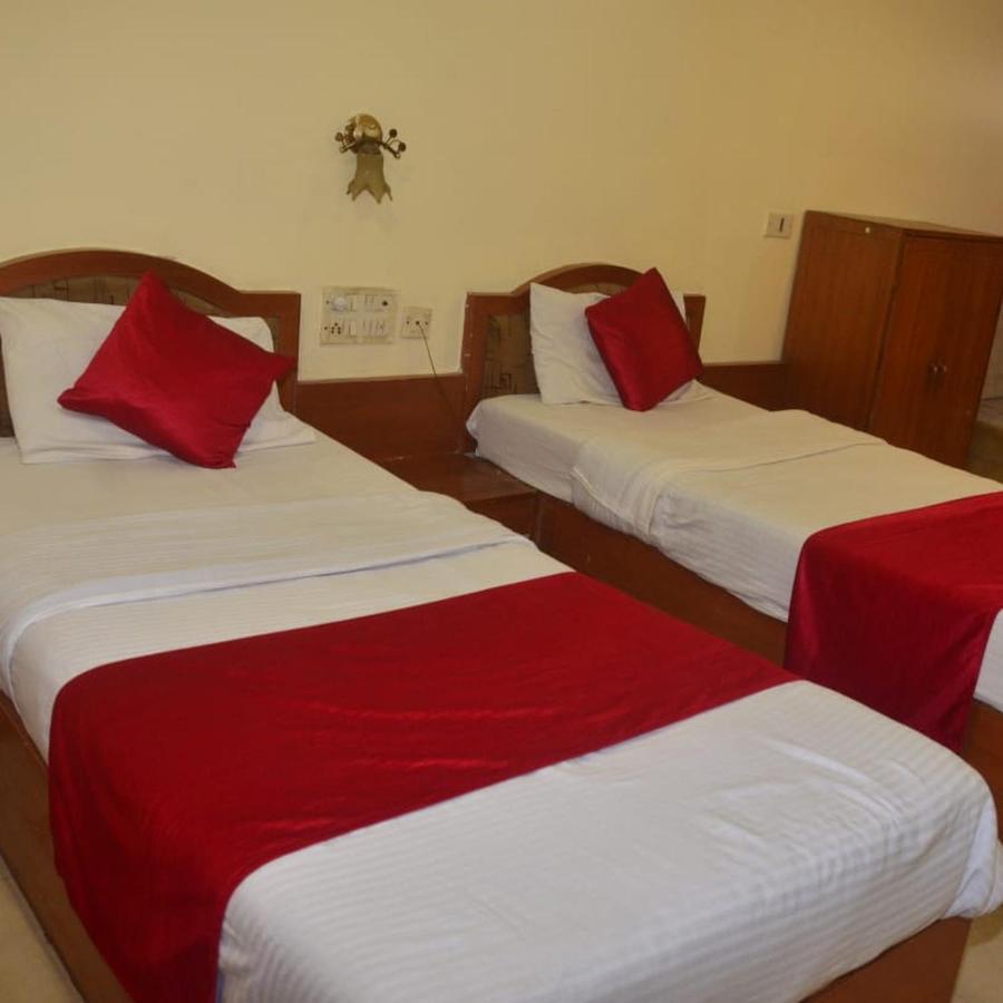 Hotel Poonam Raipur  Ngoại thất bức ảnh