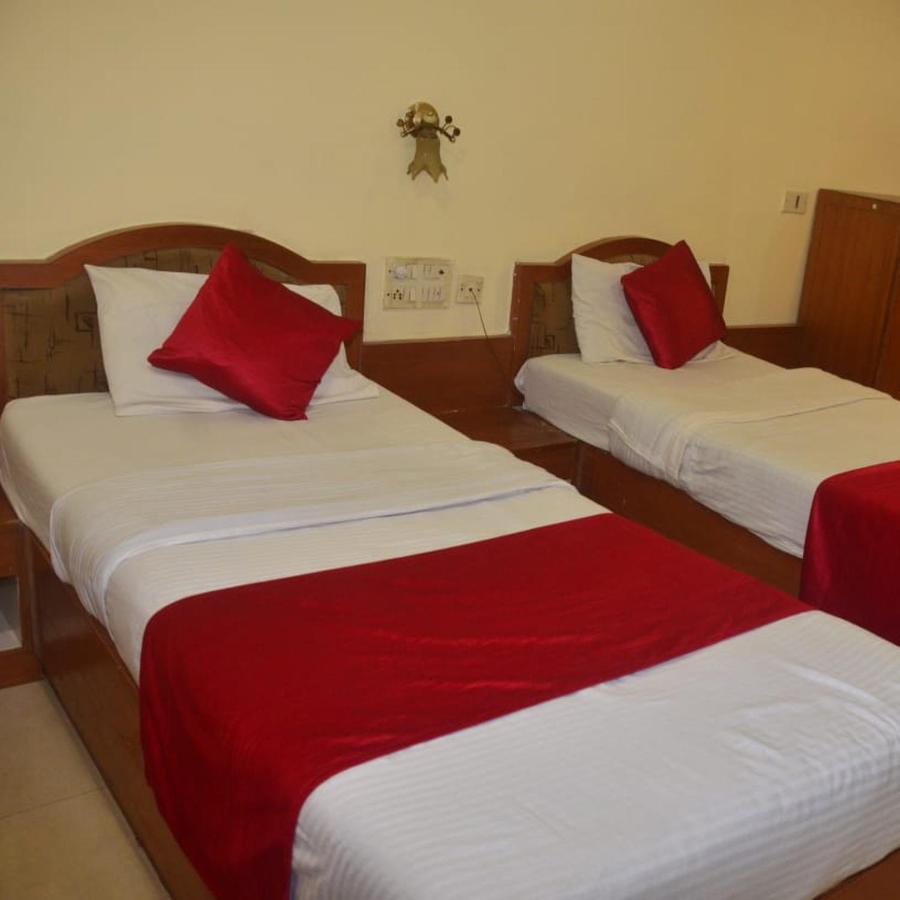 Hotel Poonam Raipur  Ngoại thất bức ảnh