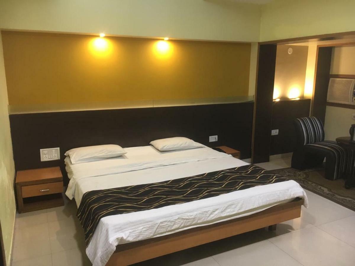 Hotel Poonam Raipur  Ngoại thất bức ảnh