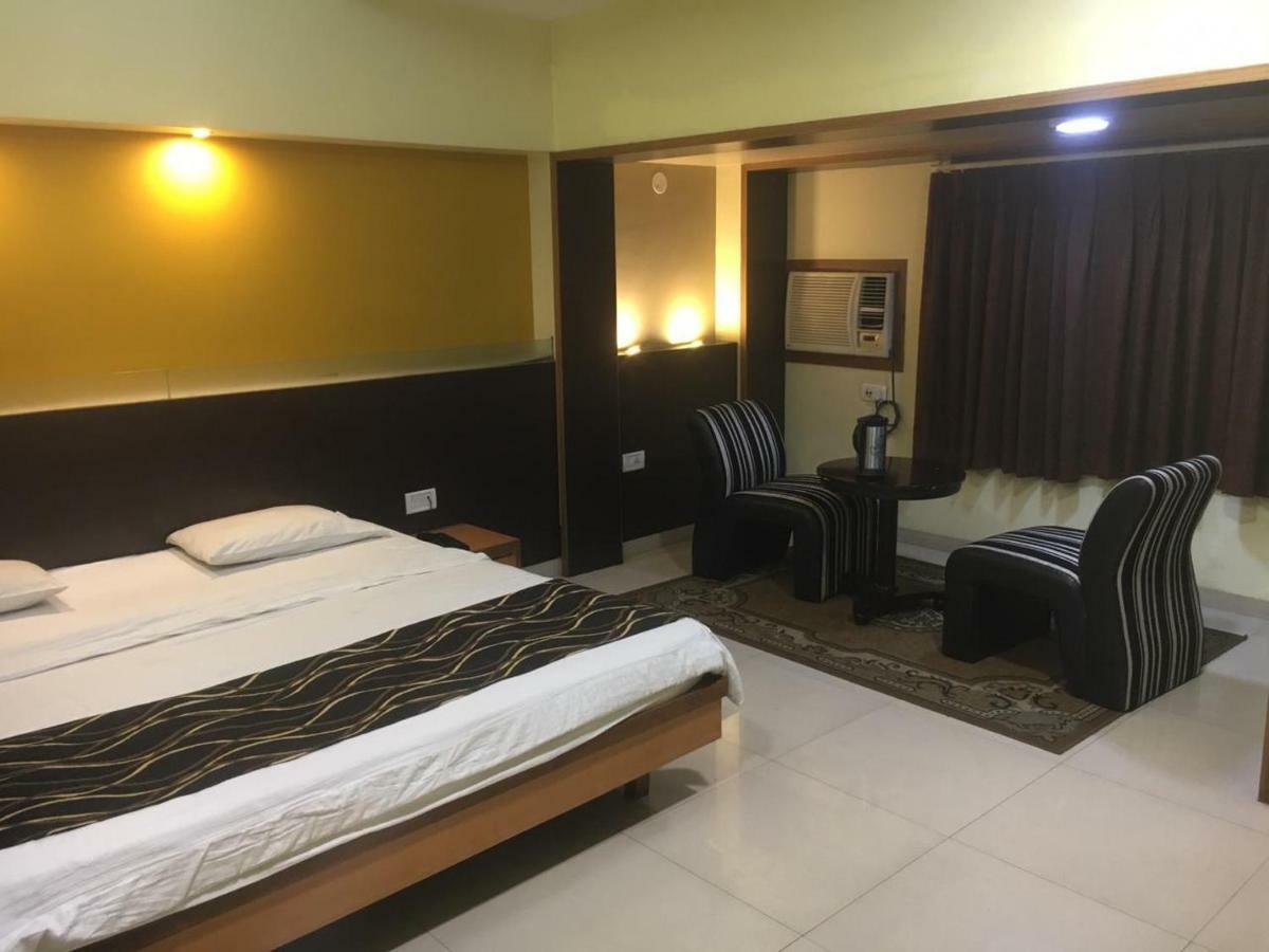 Hotel Poonam Raipur  Ngoại thất bức ảnh